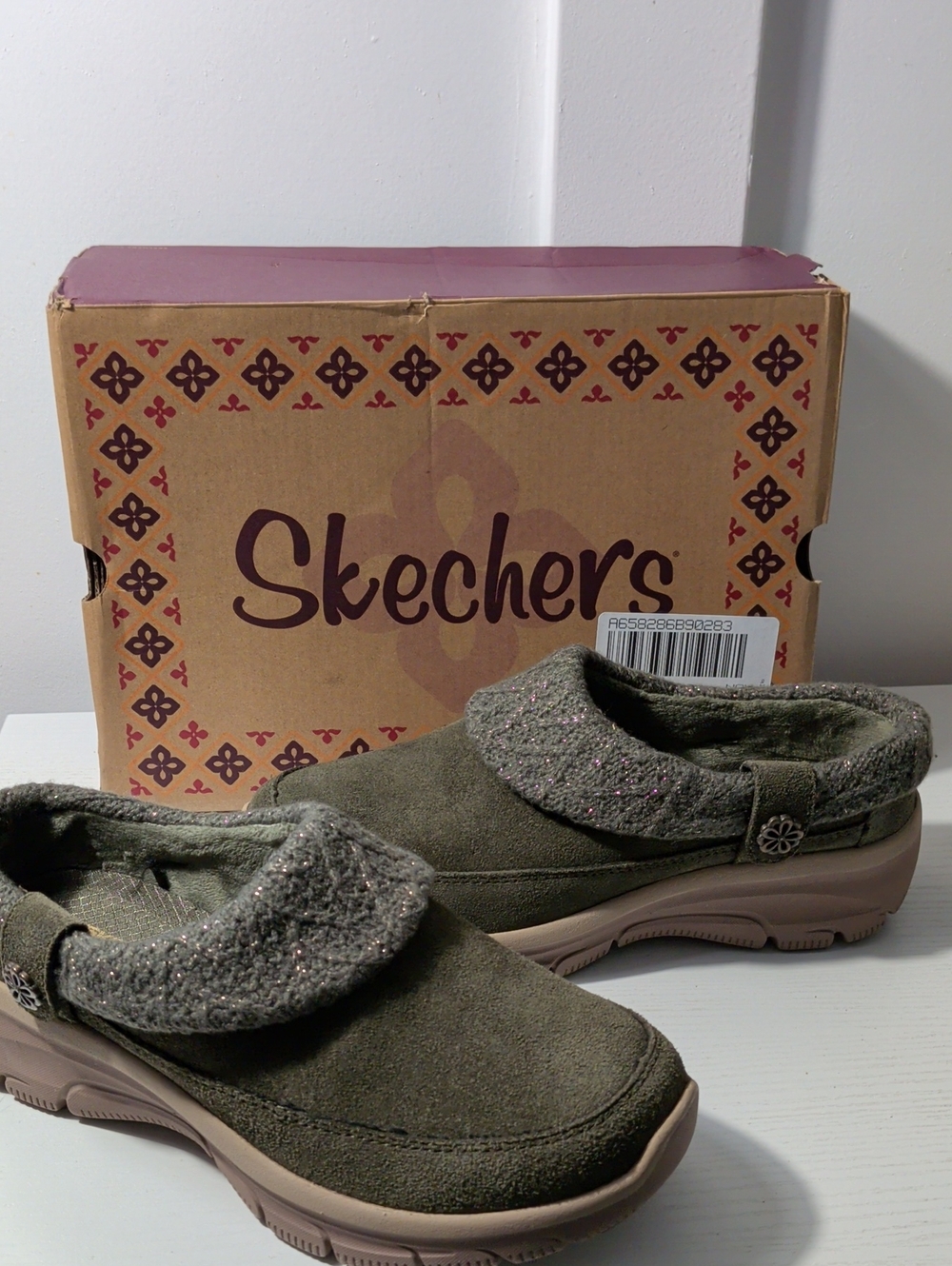 Skechers NIB Suede Clogs 7.5 OLIVE